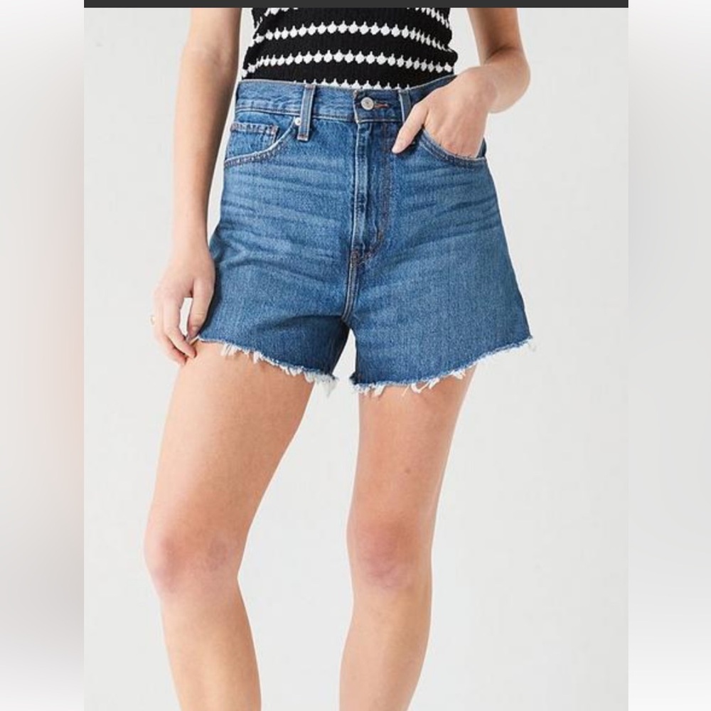 Levi's High Waisted Mom Shorts size 27 is used and dos heave signs of wear